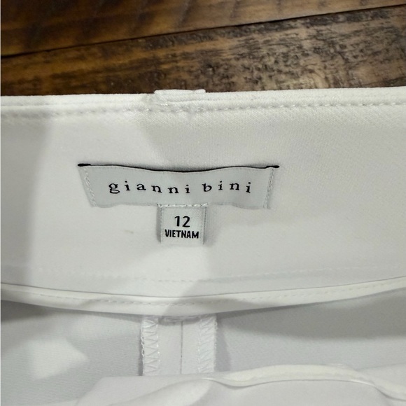 Gianni Bini White Pleated High-Rise Belted Shorts size 12 - Picture 2 of 5